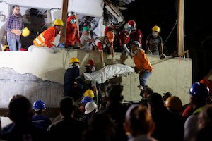 Rescatan cuerpo de una mujer en el Colegio Enrique Rébsamen