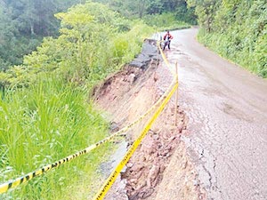 Socavón en carretera a Nepopoalco por las fuertes lluvias