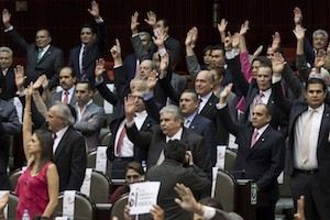 Donan diputados un día de dieta para damnificados