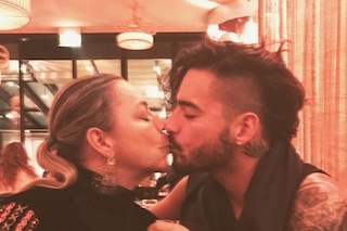 Maluma planta beso en la boca a su mamá y enciende las redes sociales