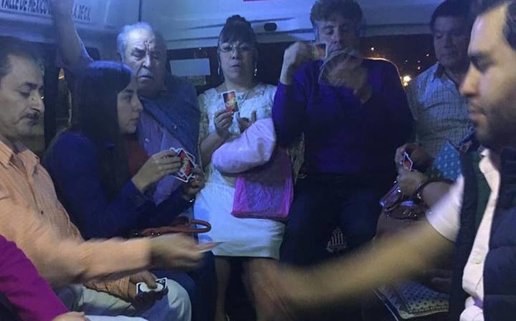 Pasajeros de una combi combaten el aburrimiento jugando Uno (+video)