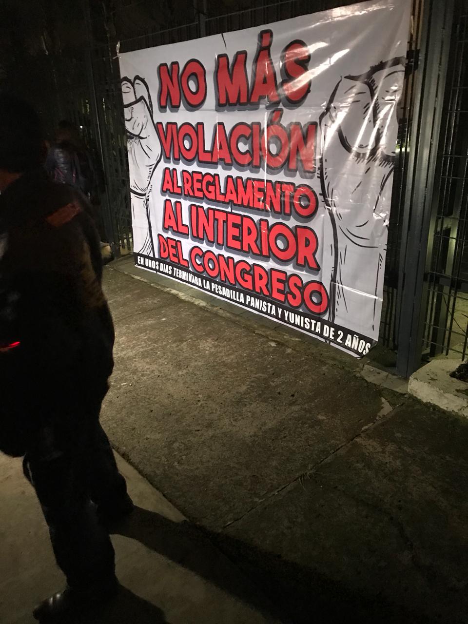 Integrantes de MORENA toman entradas del Congreso del Estado