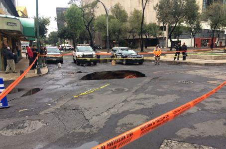 Se abre socavón a media cuadra de Paseo de la Reforma