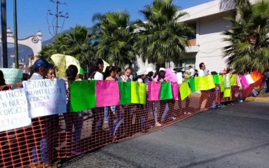 Bloquean entrada a Orizaba por adeudo de Sedesol a estancias infantiles