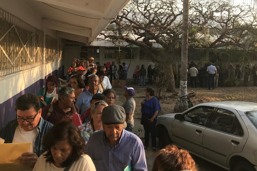 Adultos mayores esperan horas para tramitar credencial del Inapam en Veracruz