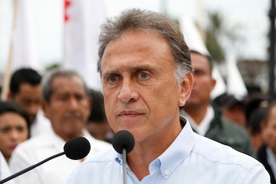 Hemos invertido 200 mdp en equipamiento para las escuelas de Veracruz: Yunes Linares (+Video)
