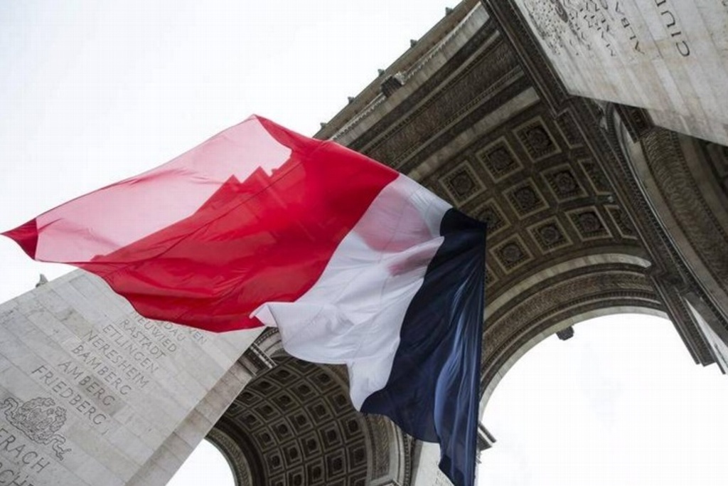 Francia decreta toque de queda en todo el país por COVID-19