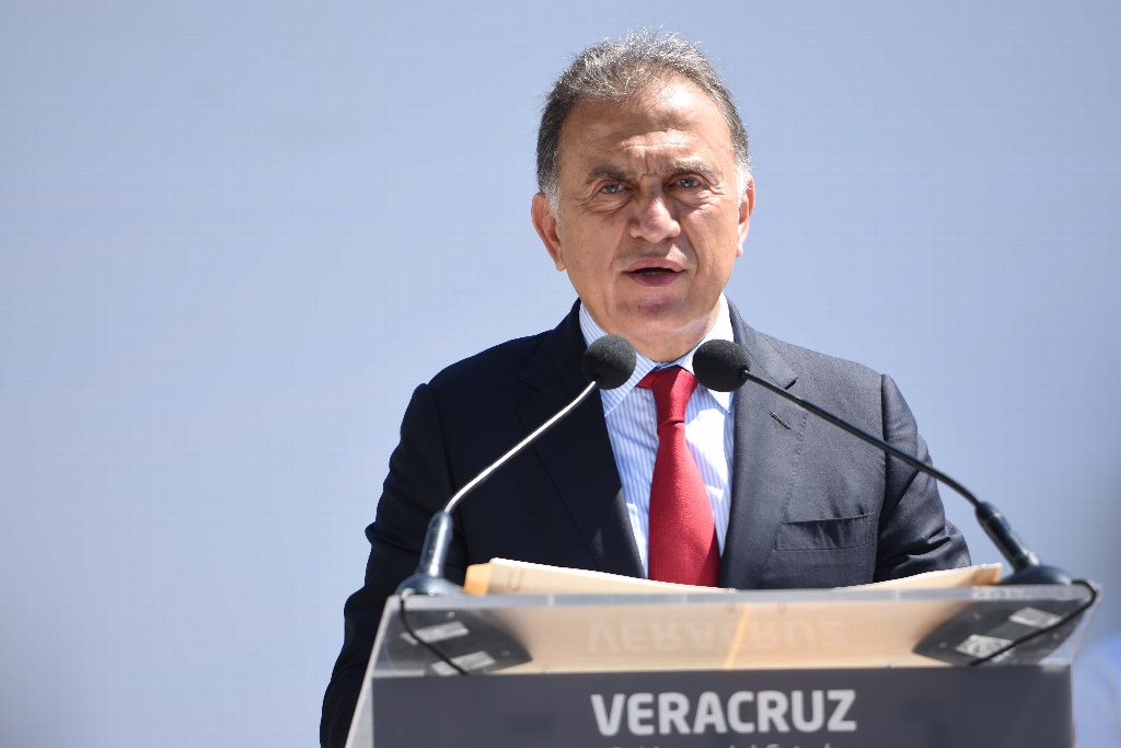 Vetará Yunes Linares la “Ley Antimemes