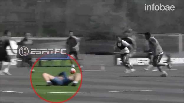 El tremendo pelotazo de Lionel Messi a Darío Benedetto en el lugar que más duele