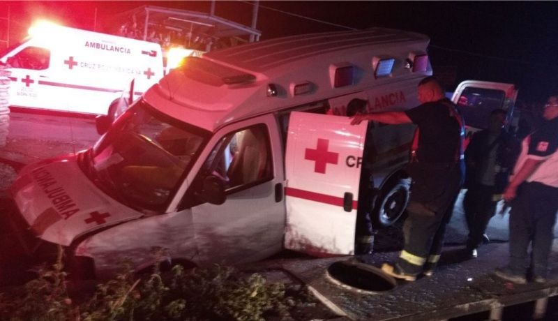 Ambulancia con mujer embarazada cae a socavón en Hermosillo