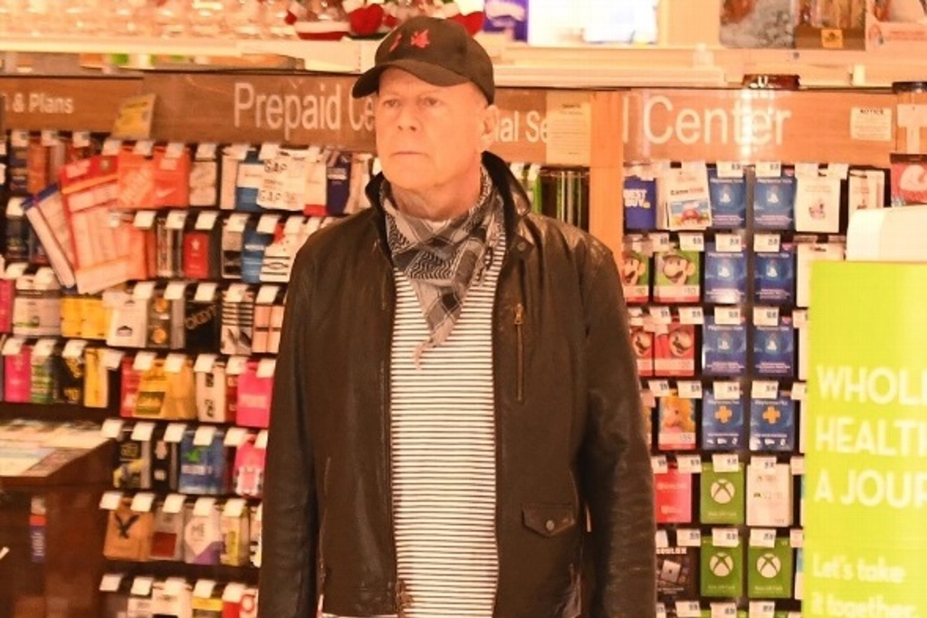 Corren de tienda a Bruce Willis por negarse a usar cubrebocas