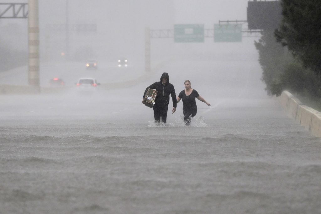 Suman al menos 10 muertos por Harvey