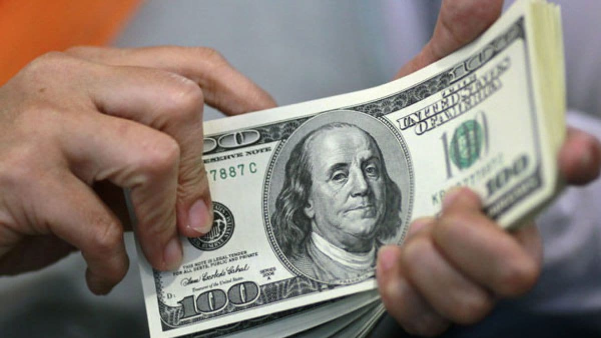 Dólar inicia la semana en 17.90 pesos en terminal área capitalina