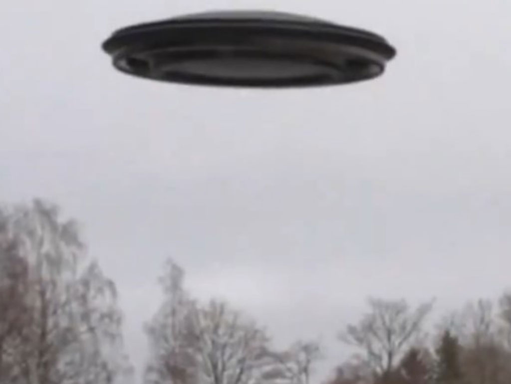 Extraterrestre entrando a una nave es filmado en Rumania