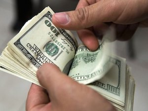 Promedia el dólar en 18.00 pesos a la venta en el aeropuerto capitalino