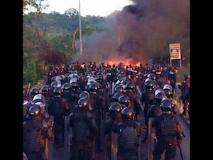 Paracaidistas bloquean carretera en Veracruz; se oponen a desalojo