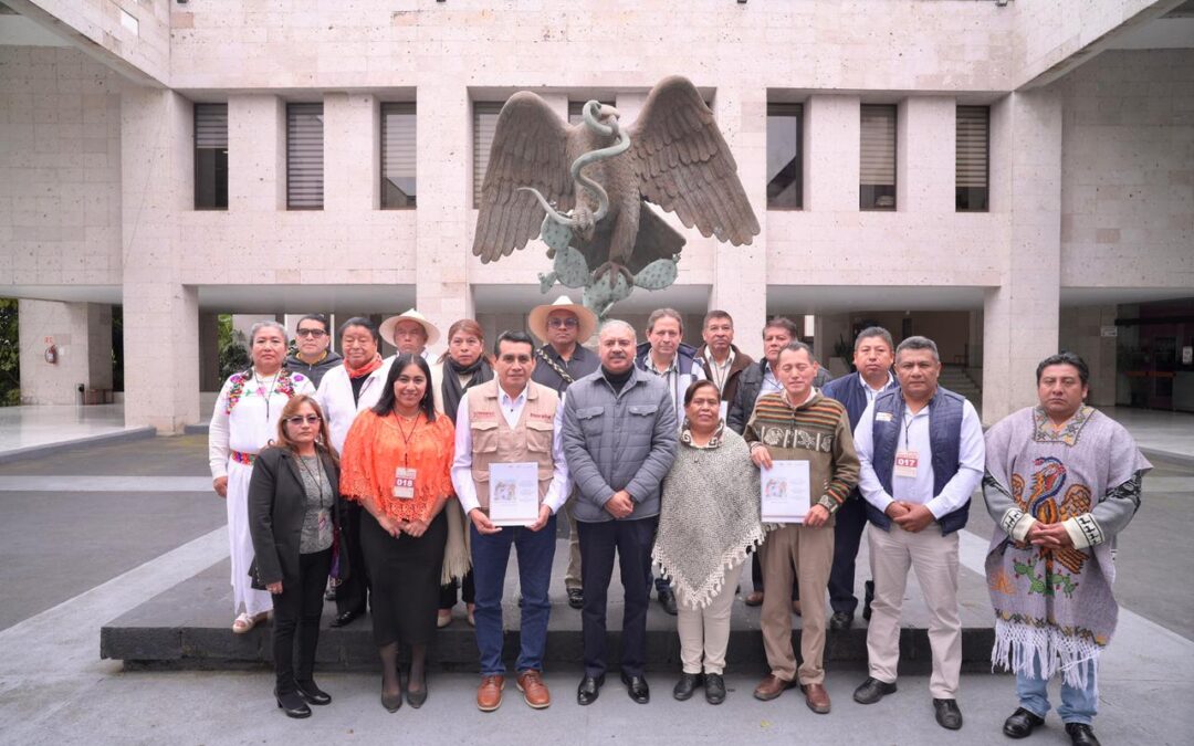 Atiende Esteban Bautista a maestros indígenas de las Altas Montañas