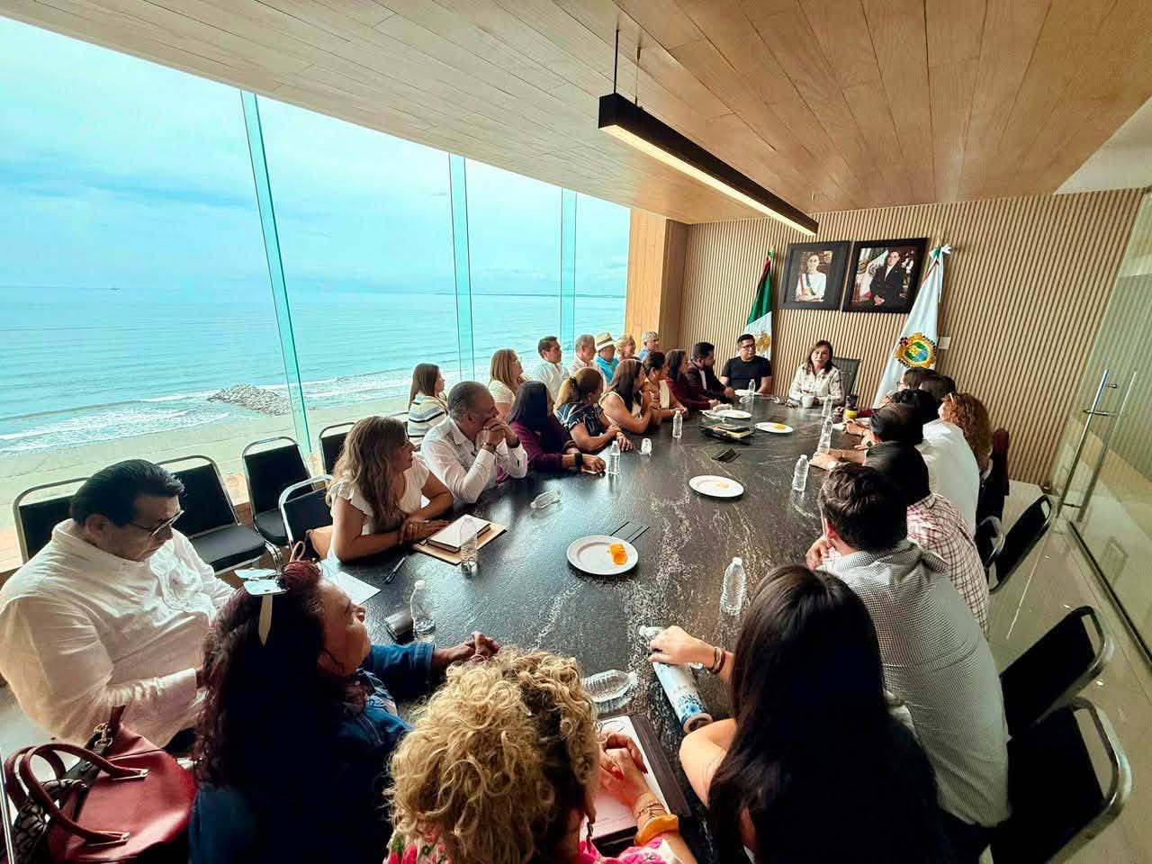 La presidenta de la Mesa Directiva del Congreso del Estado, diputada Naomi Edith Gómez Santos, el presidente de la Junta de Coordinación Política de la LXVII Legislatura