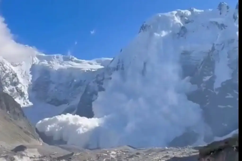 Montaña colapsa y sepulta a escaladores en Rusia; reportan varios muertos (+ Video)